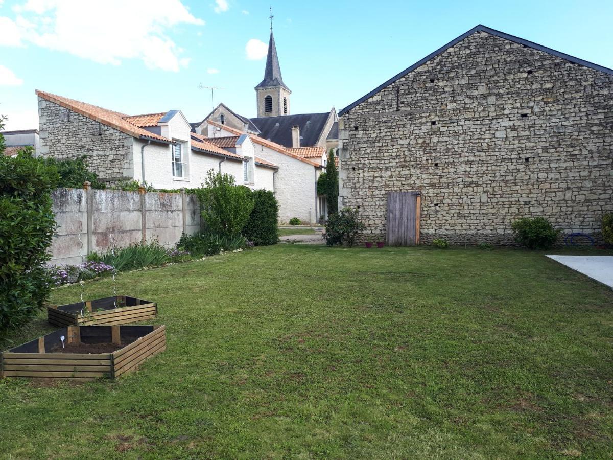 Gite Amanala Poitou Saint-Genest-d'Ambiere Extérieur photo